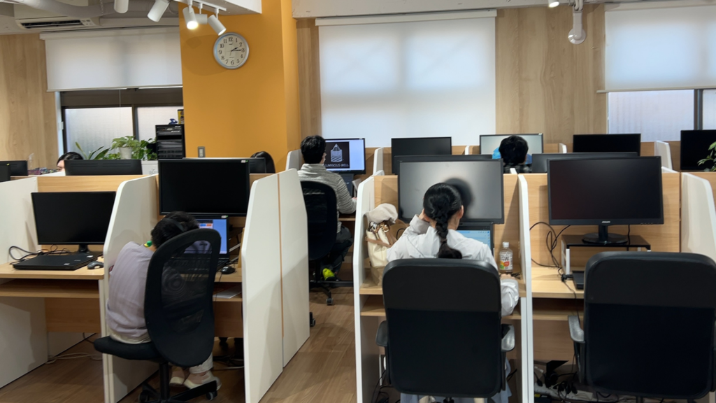 事業所内、作業の様子を撮影した画像