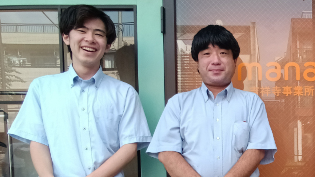 井伊さんと男性が2人並んだ写真