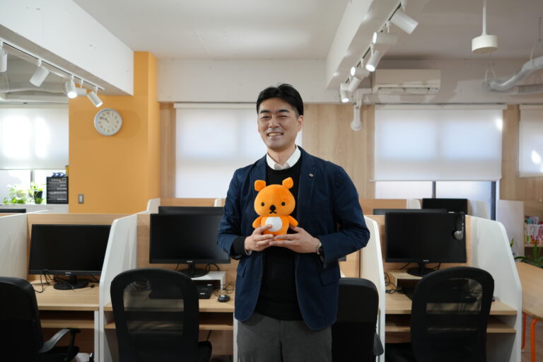 オフィス内にいる水田さんを撮影した写真