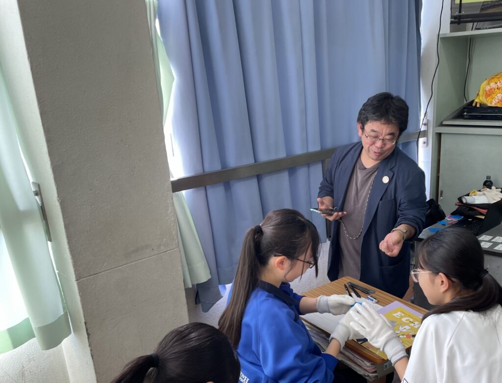 くるみ共同作業所の作業風景の写真。