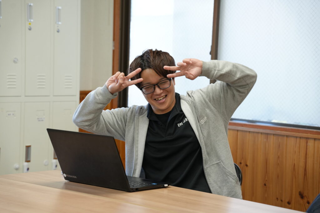 ピースする伊藤さんの写真。