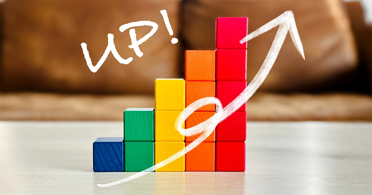 「UP!」と上向き矢印、積み木の階段