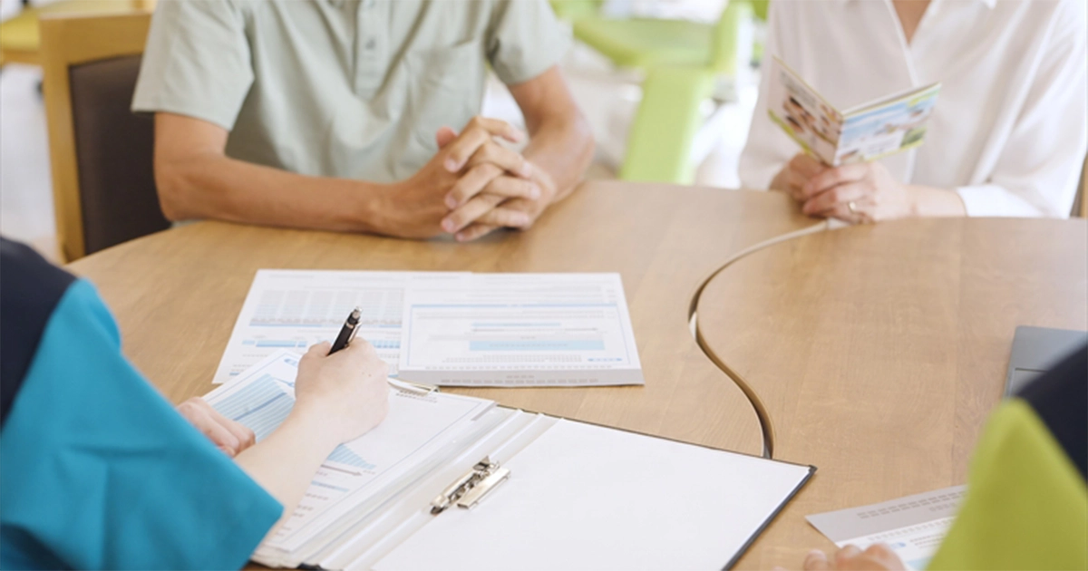 資料を囲んで話し合う様子