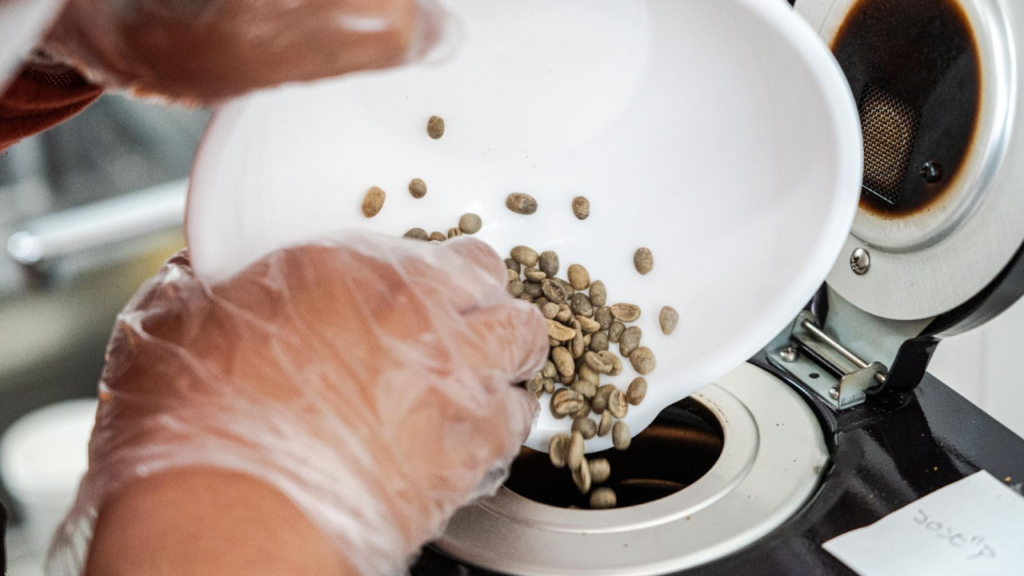 コーヒーを焙煎している写真。
