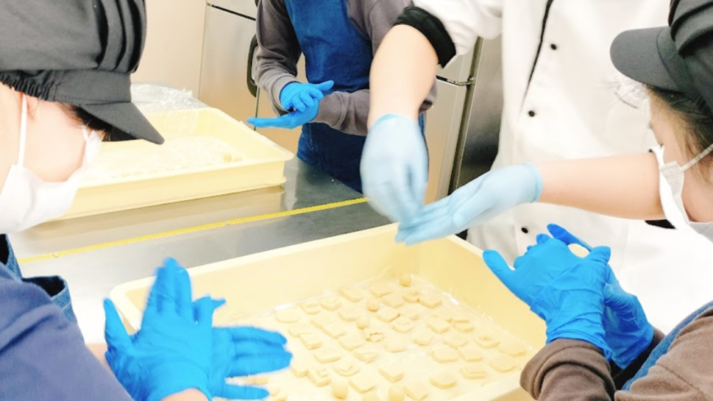 利用者の方がお菓子作りをしている様子