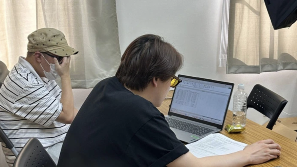 事業所で作業中のスタッフの方々。