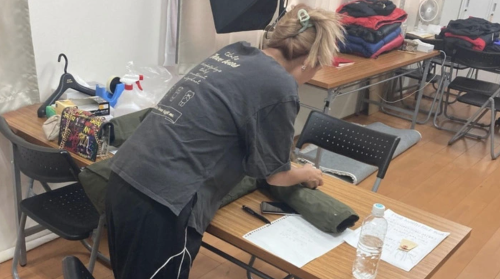 事業所内で作業をしている女性の後ろ姿。