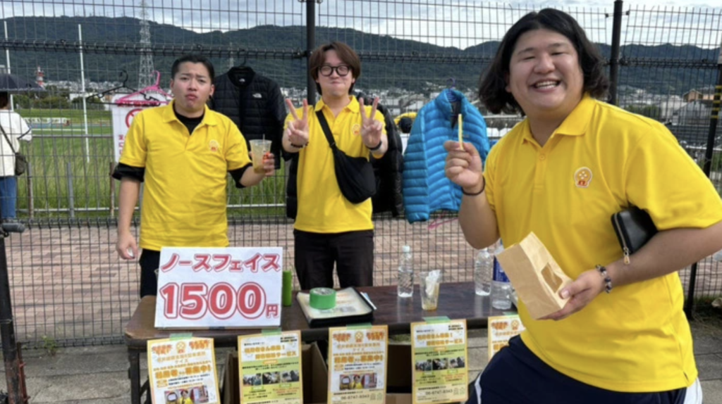 ケイズの方々が屋外で活動をしている様子。