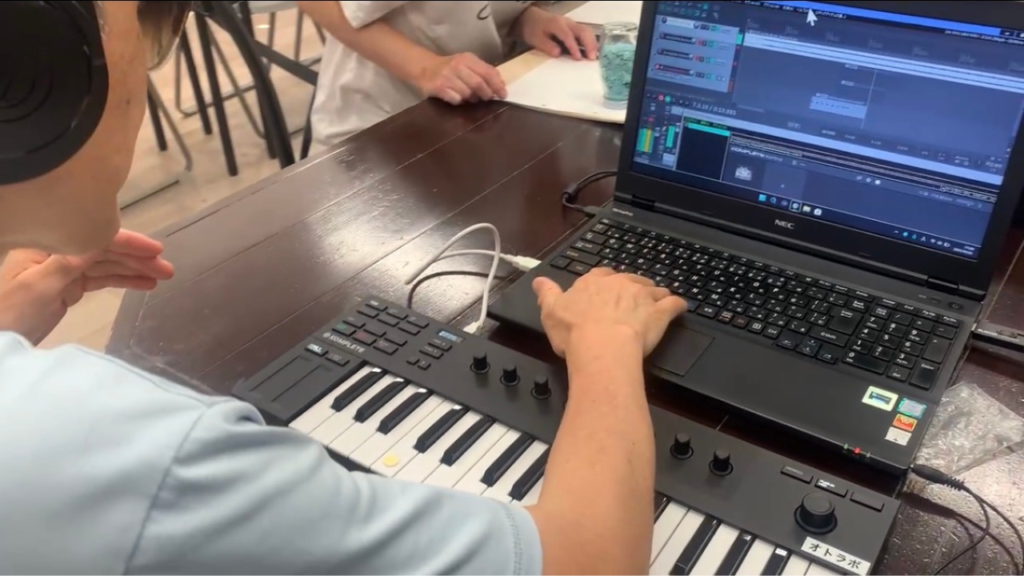 利用者の方がPCで音楽制作に取り組んでいる様子。